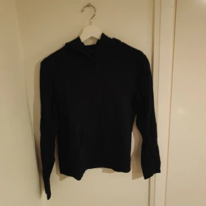 Svart hoodie size M - Svart hoodie som blivit mindre i tvätten och passar storlek S. 