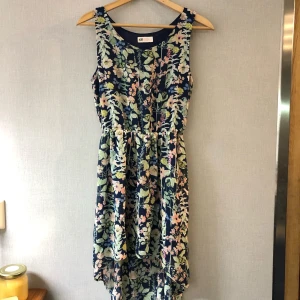 Fin klänning Från  H&M - Fin klänning  Varumärke :  H&M Storlek : EUR 164 / US 13-14 Y  