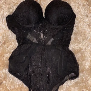 Spets body  - Spets body med bygel samt reglerbara axelband, knäppning bak. Storlek S. 