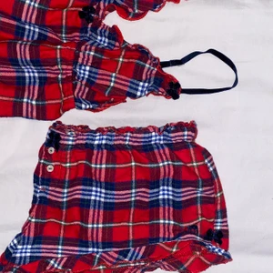 Abercrombie & Fitch pyjamas - Sååå gullig pyjamas från Abercrombie & Fitch som tyvärr blivit för liten! Den är i toppskick och har så fina detaljer i spets och sammet. Köparen står för frakt 💌 om fler är intresserade blir det budgivning ❣️ (det står strl S i men jag skulle nog säga XS)