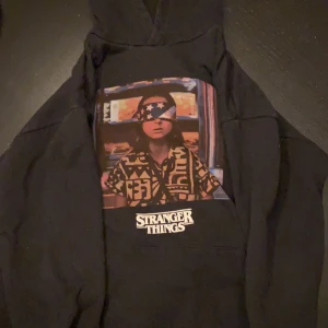 Säljer nu min fina stranger things hoodie från pull&bear då den inte kommer till användning❤️ - säljer nu min fina stranger things hoodie från pull&bear då den inte kommer till användning i storlek S. Superbra skick men haft ett tag. slutsåld ❤️ orginalpris 400kr. mitt pris: 200kr och buda uppåt om fler vill ha den