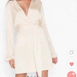 Superfin silkesklänning - En så fin silkesklänning med knytning i midjan ifrån Nelly som aldrig användts och har prislappen kvar! Mer bilder finns om de önskas!