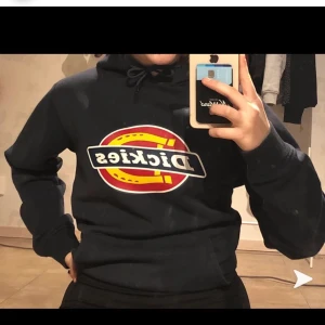 Dickies Hoodie Blå - Säljer min Dickies hoodie då den inte kommer till användning. Nypris 699kr, är i fint skick och är endast använd ett fåtal gånger💗
