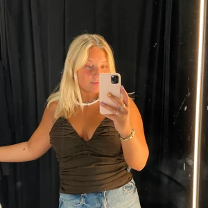 Zara topp - Brun topp från zara, banden korsar sig i ryggen😍. Använd 1 gång.