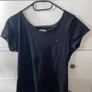 Svart Tommy hilfiger t-shirt, storlek L, passar M. Dock ett litet hål (se bild nedan) 120kr🥰 