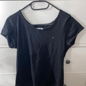 Tommy hilfiger tröja  - Svart Tommy hilfiger t-shirt, storlek L, passar M. Dock ett litet hål (se bild nedan) 120kr🥰 