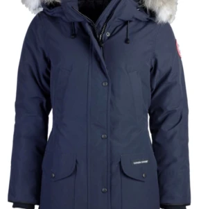 Canada goose trillium parka - Jackan är i stl S (passar även M). Använd 1 vinter, det finns slitningar i muddarna. Säljer för att den är för stor. Pris kan sänkas vid snabb affär