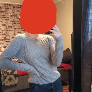 Tröja - Typ en ”stickad” långärmad tröja från ginatricot. Köparen står för frakt. Vid flera intressen gäller bud.