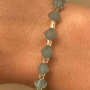 Armband🤍 - Justerbart armband men äkta swarovski kristaller🤎🤍 pris: 49kr + 12kr frakt