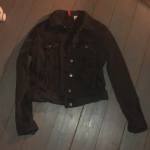 Jeans jacka från H&M! - Svart, stl 38, säljer då den är för liten, bra skick! Säljaren står för frakt.