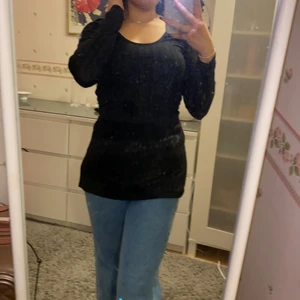 Svart långarmäd tröja med slits  - En helt oanvänd tröja ifrån Boohoo. Säljs pågrund av för stor. Jättefin och priset kan diskuteras!