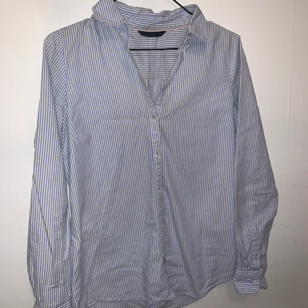 Skjorta från Only i stl. 34! Finns i centrala Uddevalla annars står köparen för frakt.. Skjortor.