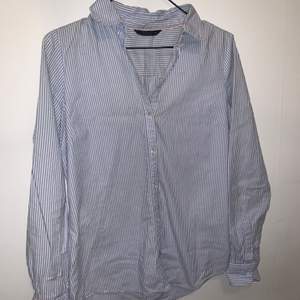 Skjorta från Only i stl. 34! Finns i centrala Uddevalla annars står köparen för frakt.