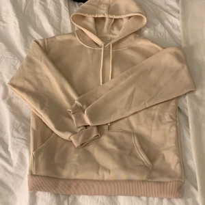 Beige Hoodie - Skitfin beige hoodie från Shein i storlek M! Dock skulle jag säga att den passar en xs/s mer :) 💕 Helt ny och oanvönd! 49kr + 66kr frakt (spårbar❤️)