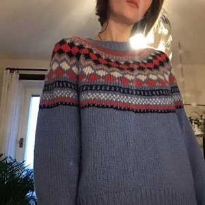 Cool tröja  - Jättecool tröja jag köpt second hand. Kommer inte så mycket till andvändning så säljer där med den. 