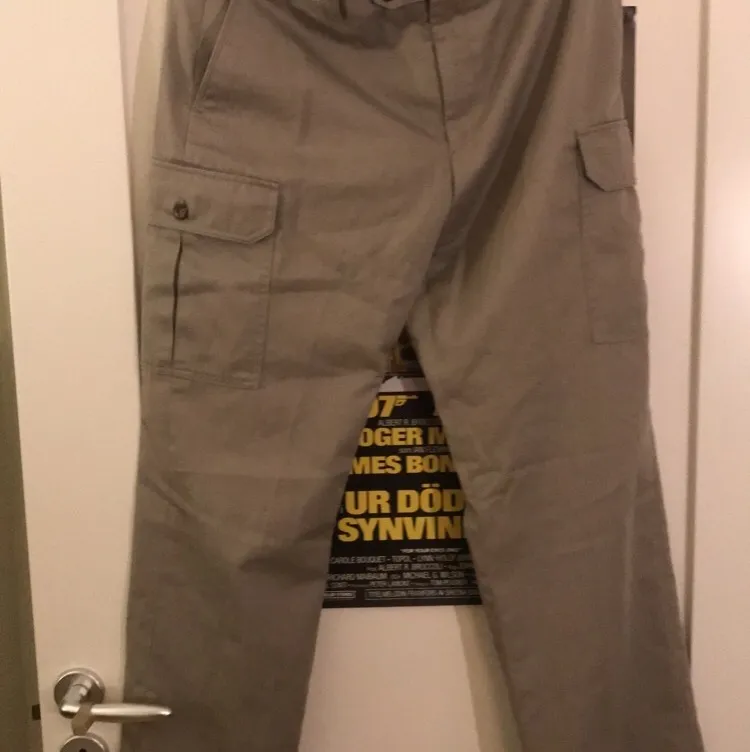 kostymbyxor med cargo fickor från rapsol sitter som dickies byxor passar 30-32. Jeans & Byxor.