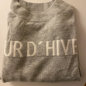 Massimo Dutti “Jour D’Hiver” Sweater  - Worn maybe once or twice - 30% wool & 4% cashmere - Very warm and soft, has slits on the side! Size S but will fit a M or small L (depends on if you prefer oversized or more fitted) 