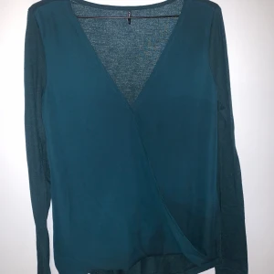 Topp - Topp från Only i stl. S! Finns i centrala Uddevalla annars står köparen för frakt.