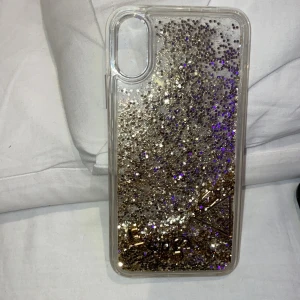 Guess skal - IPhone X/xs skal aldrig använd från guess. Rörligt glitter med bokstäver som stavar guess och även en rörlig logga.