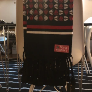 Moose Knuckles halsduk - Helt ny halsduk från Moose Knuckles.