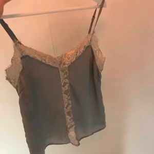 Silkes linne - Silkes linne köpt på NA-KD outlet förra året, jätte skönt och luftigt för sommaren! om fler bilder önskas skicka privat meddelande, pris kan diskuteras och den tvättas såklart innan den fraktas😊