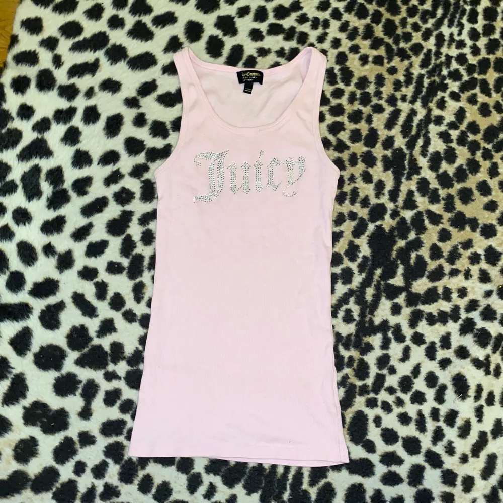 Lägger ut igen, säljer nu mitt supersöta Juicy Couture linne köpt från zalando💖💖 jättebra skick, inga stenar saknas!! Storlek M men passar mig som har XS/S också😇 köparen står för frakt. Toppar.