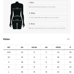 NAKD Off Shoulder Tie Waist Blouse - En väldigt fin blus som kan användas vid olika tidspunkter, denna är använd 2-3 gånger och köptes för 339 kr , ordinarie priset var 399. Den är väldigt fin och i ny skick! Behöver dock strykas före användning! 