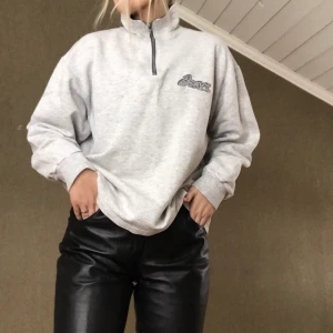 Sweatshirt  - Sweatshirt från asics, liten defekt på dragkedjan(syns på bild 2) men funkar som vanligt:)