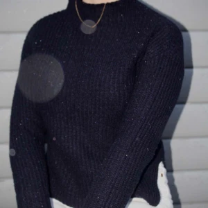 Mörkblå Stockad Tröja - Dennna stickad turtleneck dröm säljer jag nu! Den är använd ett gåtan gånger så i mycket bra skick! Längst ner finns det en slits. Tröjan är i str 146/152 men passar mig utmärkt som oftast bär str S! Köparen står för frakten💞💞 (OBS dom vita prickarna på bilden är snö från när jag fotograferade)