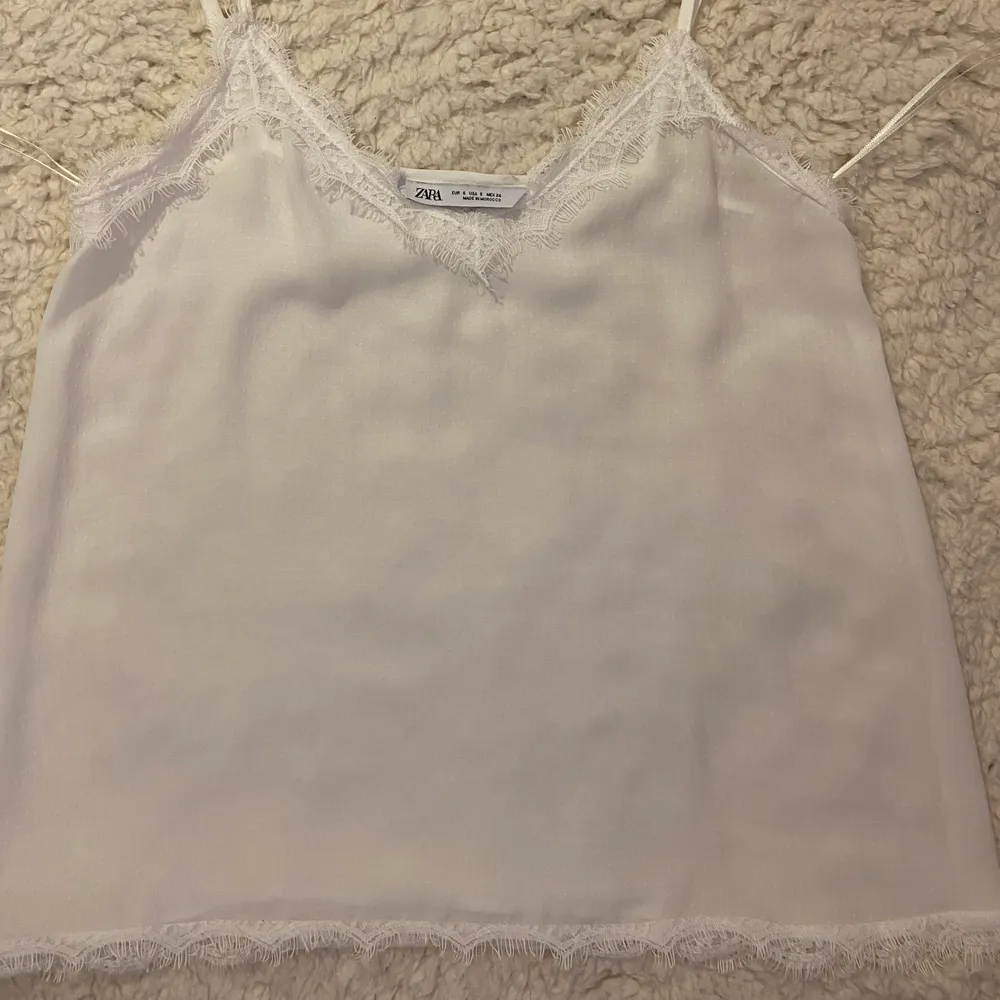 Zara white top with lace in a perfect condition, size S. Toppar.