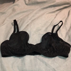 Glittrig bh strl 70D - Glittrig bh från Nelly, köpt för 1år sedan men har bara legat i garderoben och är endast testad. Köpt för 199kr. Nyskick, säljes pga att den var för liten. Säljes för 140 men kan tänka mig att gå ner i pris vid snabb affär:)