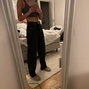 Raka jeans - Raka jeans i svart/grå färg. Supertrendiga✨