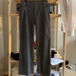 Vida byxor  - Ett par gråa second hand byxor från Lindex. Mjuka i materialet. Inga fickor baktill. Är 160 cm lång. Vida. Frakt= 66kr!