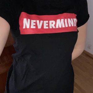 Svart t-shirt - Svart tröja från NewYorker. Nästan aldrig använd och i bra skick! Jag står för frakten!😊 OBS köp 3 plagg (50kr) betala 100kr PLUS jag står för frakten!😍😊❤️