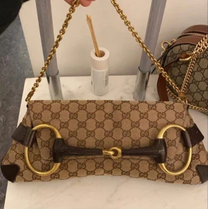 Gucci Vintage  - 100% Äkta. Den är i mycket bra skick, Skriv för mer info