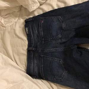 Mörkblå tommy hilfiger jeans med stl 26 i midjan och 30 i längden, köpt för 1100kr men säljer för 350kr 