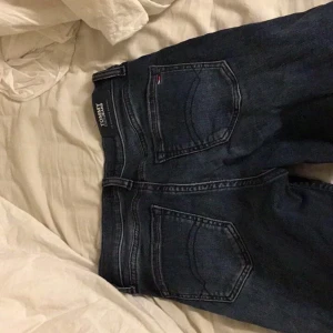Tommy hilfiger jeans stl26/30 - Mörkblå tommy hilfiger jeans med stl 26 i midjan och 30 i längden, köpt för 1100kr men säljer för 350kr 