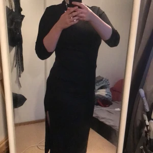 Trekvartärmad klänning  - Oanvänd Klänning från Nelly, prislapp klar på. Nypris 330kr. Säljes för 150kr. Kan skickas mot kostnad eller mötas upp backaplan/nordstan i Göteborg. 