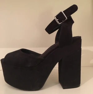  - Från H&M, aldrig använda, sjukt sköna att gå i!