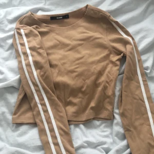 Croppad tröja str. S - Bra skick. Från Bikbok. Använd ett fåtal gånger