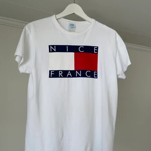 Vit tröja - Typ tommy hilfiger ripoff men asså köpte den i Nice så det är liksom en turisttröja