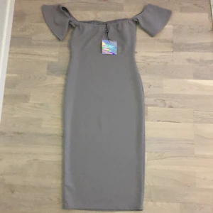 Helt oanvänd klänning. Missguided - Säljer klänning som är helt oanvänd i storlek UK:6 eller EU:34. Prislappen sitter kvar och klänning har en fin framhävande passform som sitter tight hela vägen ner samtidigt som tyget är elastiskt. Så rekommenderar denna om man gillar stilrent 