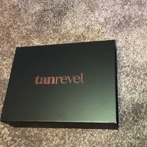 Tan revel startkit - Säljer mitt helt nya tan revel startkit. Med laddsladd, tanning liquid och maskinen. Hör av er vid frågor!💕