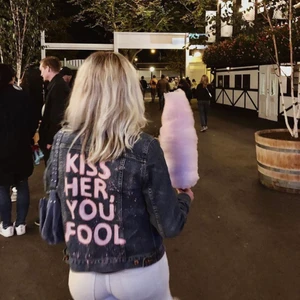 Jeans jacka  - Intressekoll på en skitsnygg jeans jacka. Den är tyvärr något liten på mig så därför är den knappt använd. Andra bilden är lånad. Nyskick. Jackan är från Vero Moda i storlek M men skulle säga att den är mer som en S. Köparen står för frakt. Kan mötas upp i Lund.