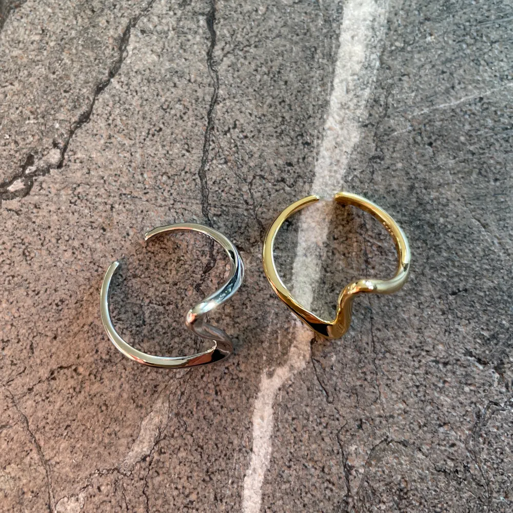 Säljer dessa snygga ringar i s925 silver ⛓ Ringarna är töjbara och säljs i både silver och guld för 99 kr/ styck💛🤍 GRATIS FRAKT 📦 ✨. Accessoarer.