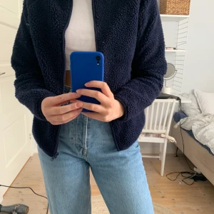 Marinblå fleecetröja från monki - Snygg fleecetröja från monki i strl xs. Säljer pga att den ej kmr till användning (nästan oanvänd). Strl xs men passar absolut en small. Frakt 60 kr. BUDA I KOMMENTARERNA!!!