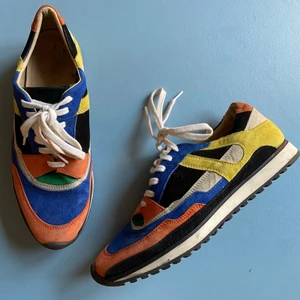 Zara sneakers i mocka strl 38 - Fina sneakers från Zara i mocka, storlek 38. Använda men i fint skick. Säljes pga att de inte används. Väldigt sköna!