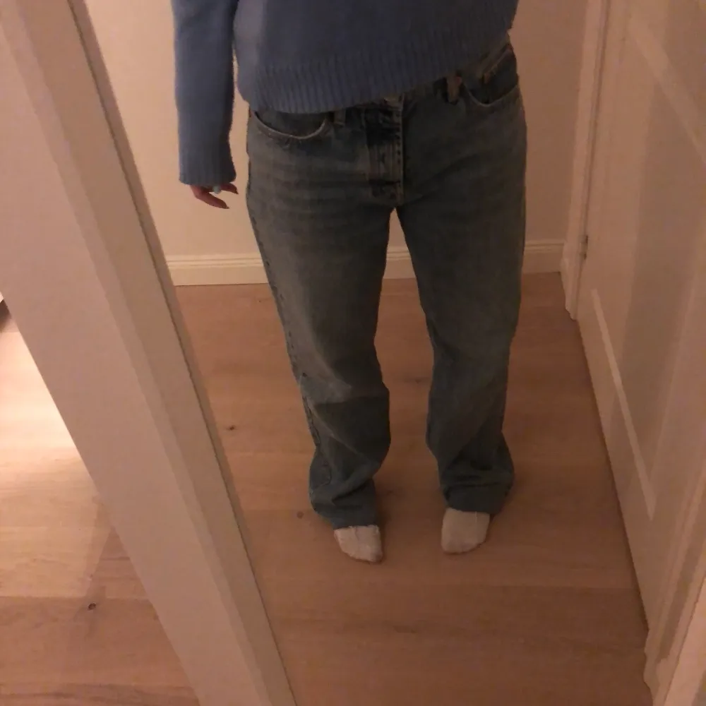 Super fina (helt slutsålda) zara jeans som sitter lågmidjat på mig som har 36/38! Avklippta nertill, de är lite långa på mig som är ca 165💕 storlek 40 men små i storleken. Jeans & Byxor.