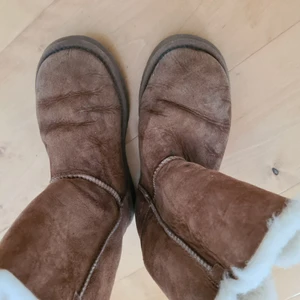 UGGs - Använda UGGs i brun mocca i strl USA 5/EU 36 säljes. I bra skick, sula ej sliten och moccan borstas enkelt till. Pris 50kr. Skickas mot porto