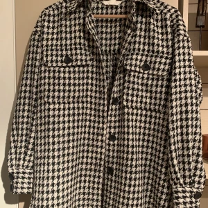 HM JACKA - Hundtandsmönstrad jacka från HM, använd fåtal gånger! Storlek S/M. 